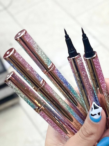 خط چشم مشکی ماژیکی مک